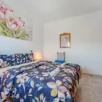 Apartment Sea View Red Summer Breeze